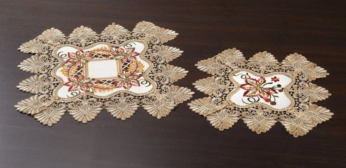 Aufwendig gearbeitete Accessoires mit reichem Blatt- und Rankendeko
