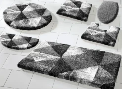 Badgarnitur von Grund mit geometrischem Dessin