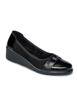 Ballerina in Lack und Veloursleder-Optik