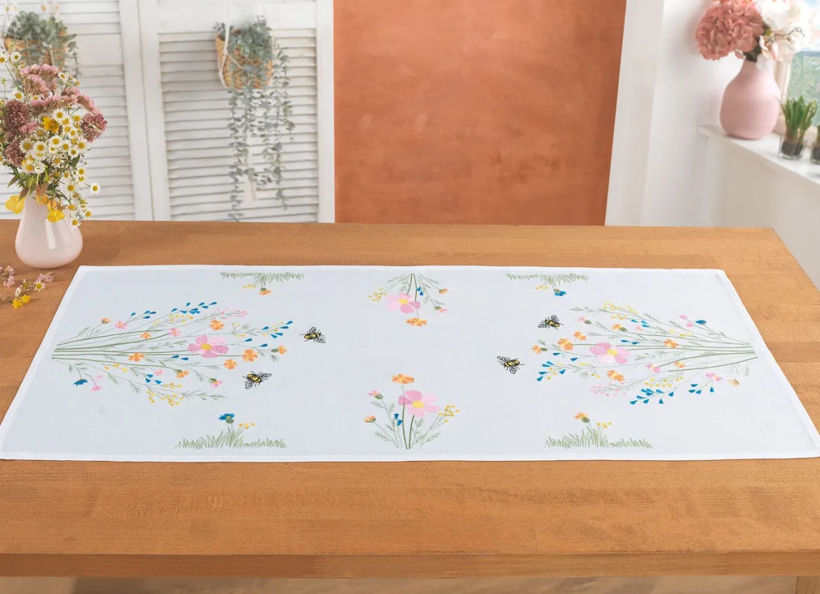 Bestickte Tisch- und Raumdekoration mit Wiesenblumen-Motiv