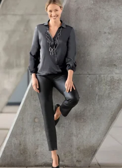 Bluse mit innenliegendem Druckknopf in 2 Farben
