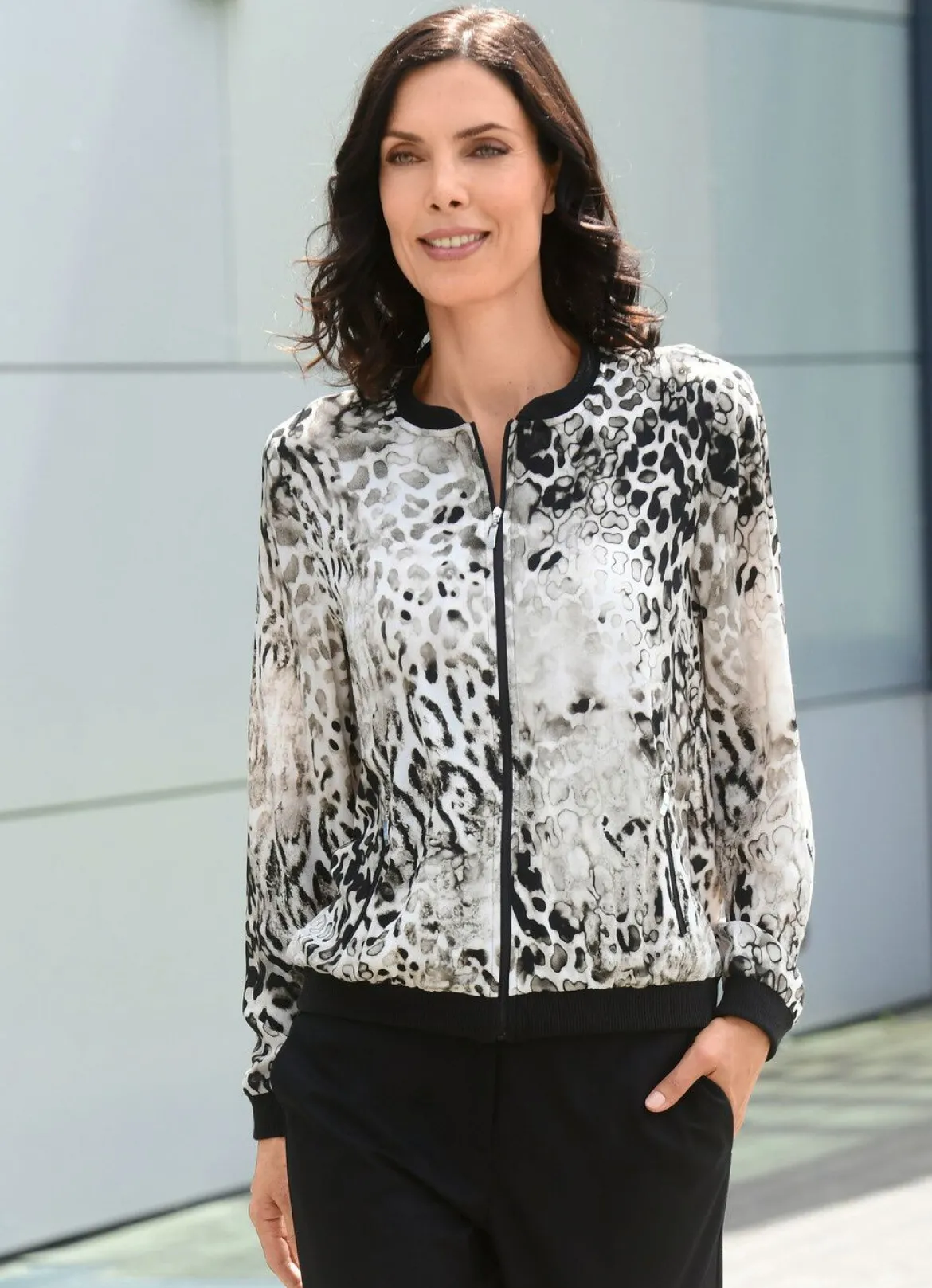 Blusenjacke mit schwarzem Rippenstrick