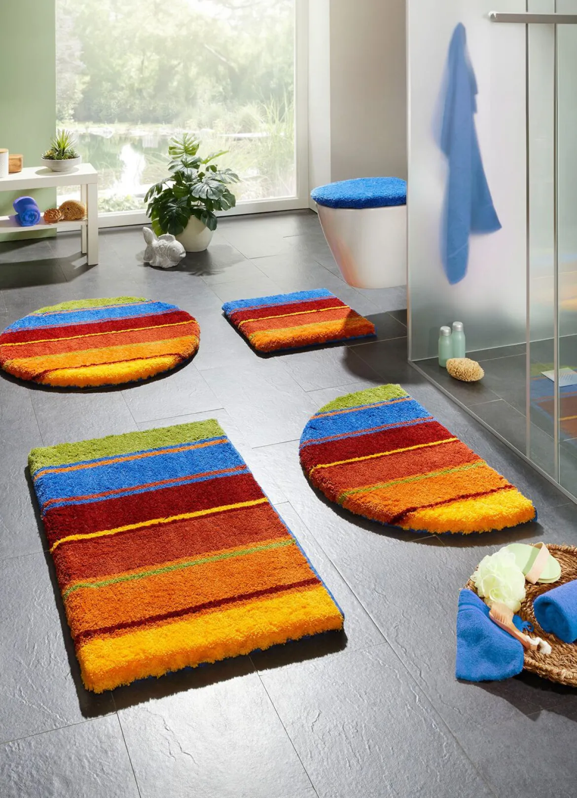 Bunte Badgarnitur aus dem Hause Grund
