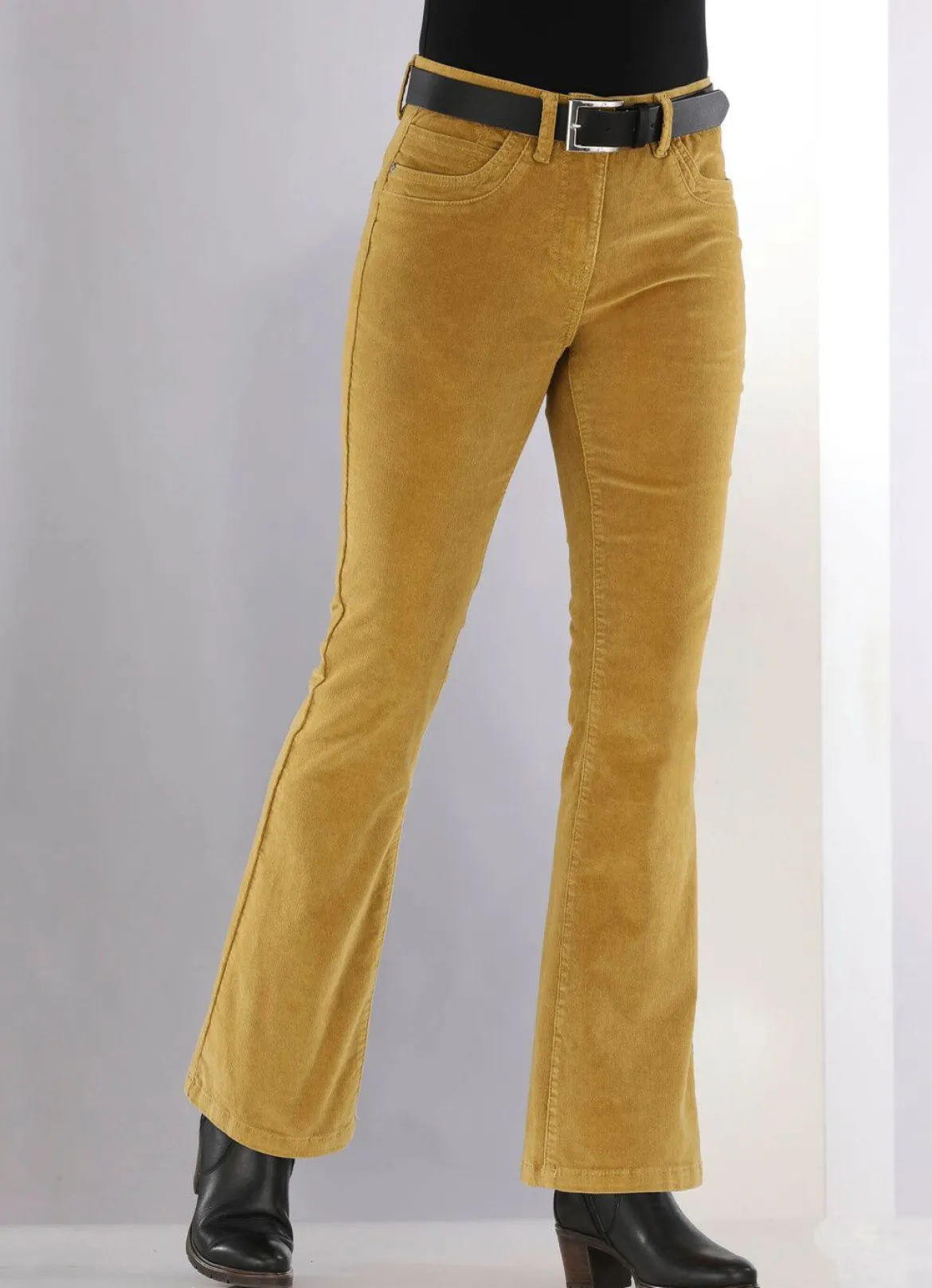 Cordhose in trendiger Bootcut-Form
