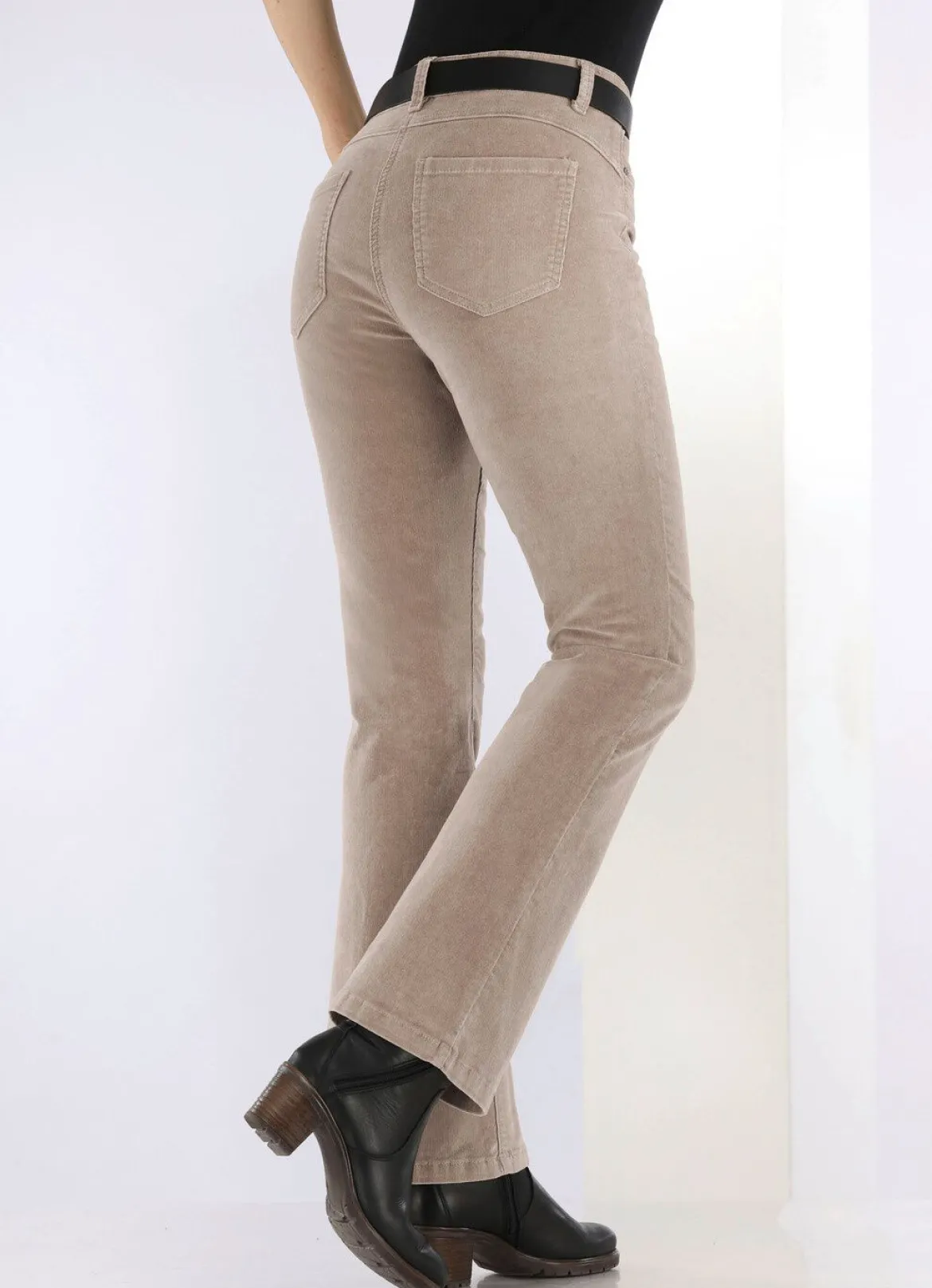 Cordhose in trendiger Bootcut-Form