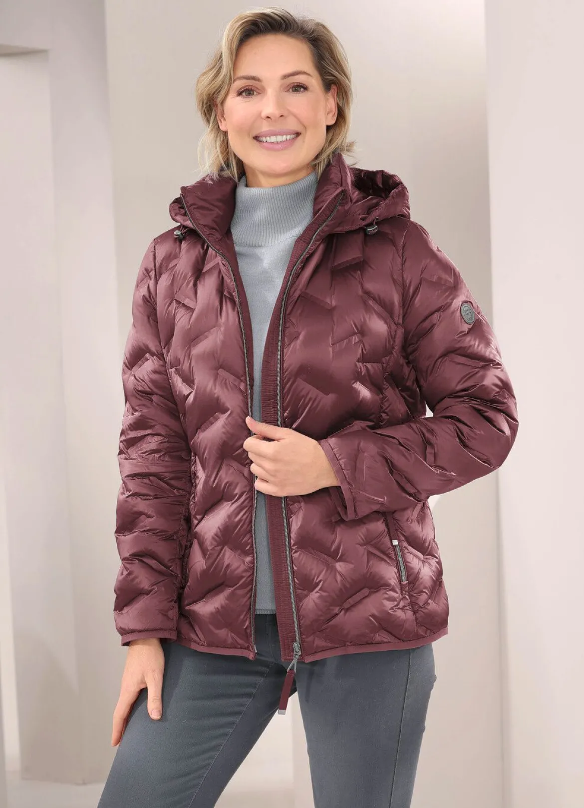 Daunenjacke mit abnehmbarer Kapuze
