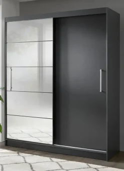 Durchdachter Schwebetürenschrank mit Spiegelfront