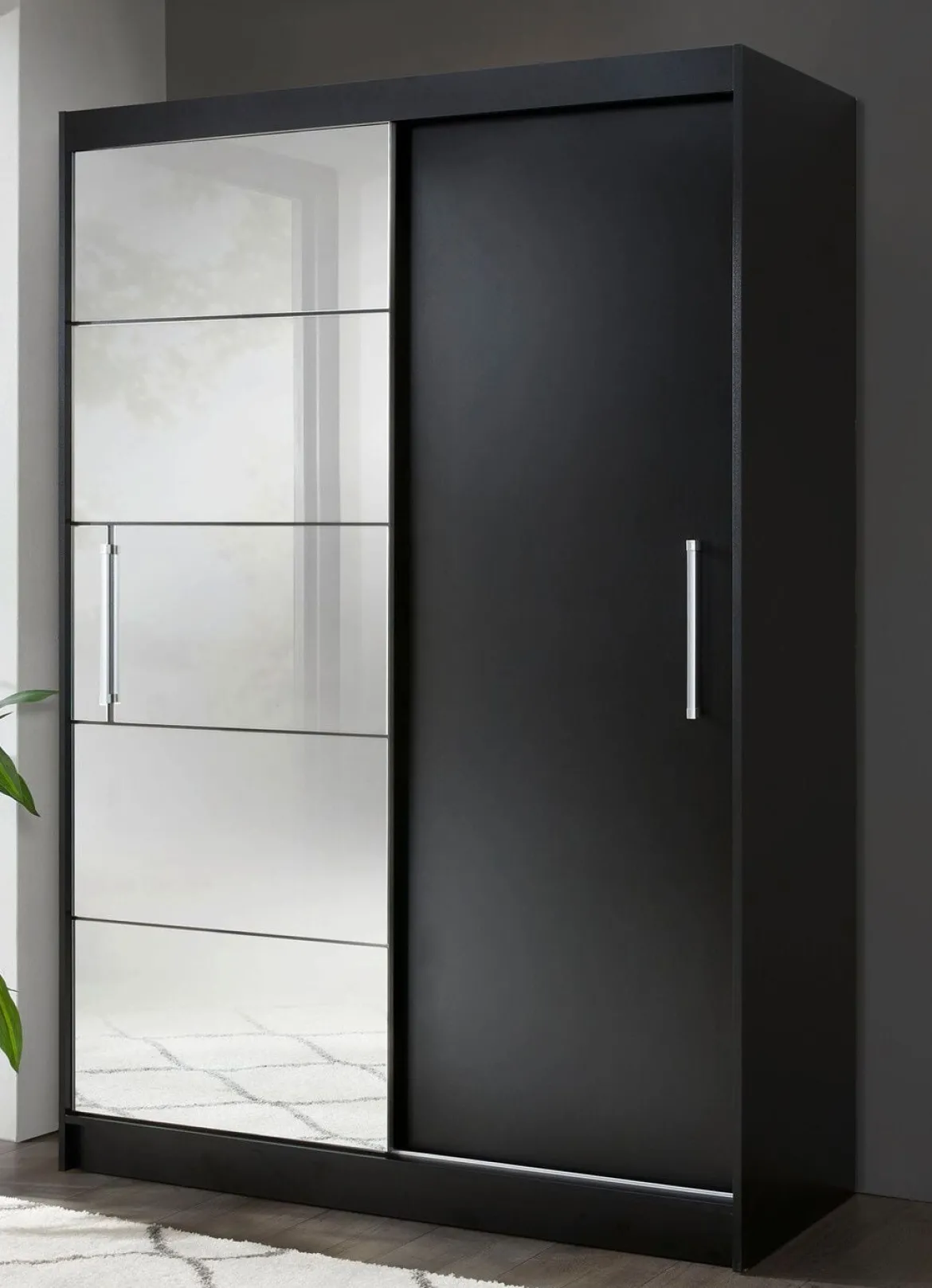 Durchdachter Schwebetürenschrank mit Spiegelfront