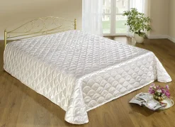 Edel glänzende Tagesdecke und Kissenbezüge mit Steppung in Muscheloptik