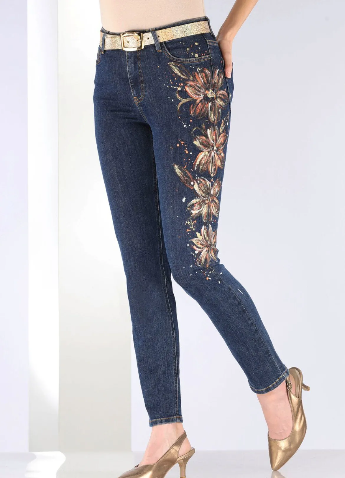 Edel-Jeans mit handbemalten, floralen Motiven