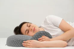 Ergonomisch geformtes Nackenstützkissen