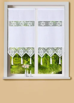 Fenster- und Türbehang mit Häkeleinsätzen