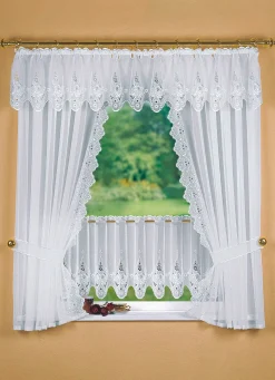 Fensterdekoration mit aufwendiger Plauener Stickerei