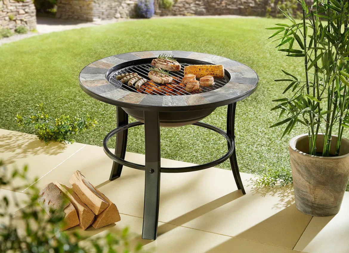 Feuerstelle Stonegate mit stilvollem Schiefer-Mosaik-Finish