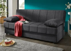 Frei im Raum aufstellbares Schlafsofa mit Dekokissen und Bettkasten