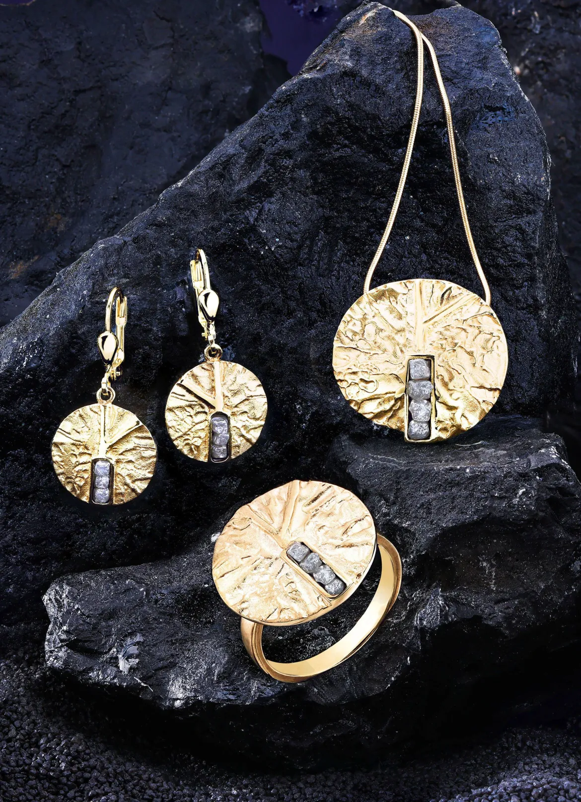 Funkelnde Raffinesse: Ohrringe mit 6 Roh-Diamanten