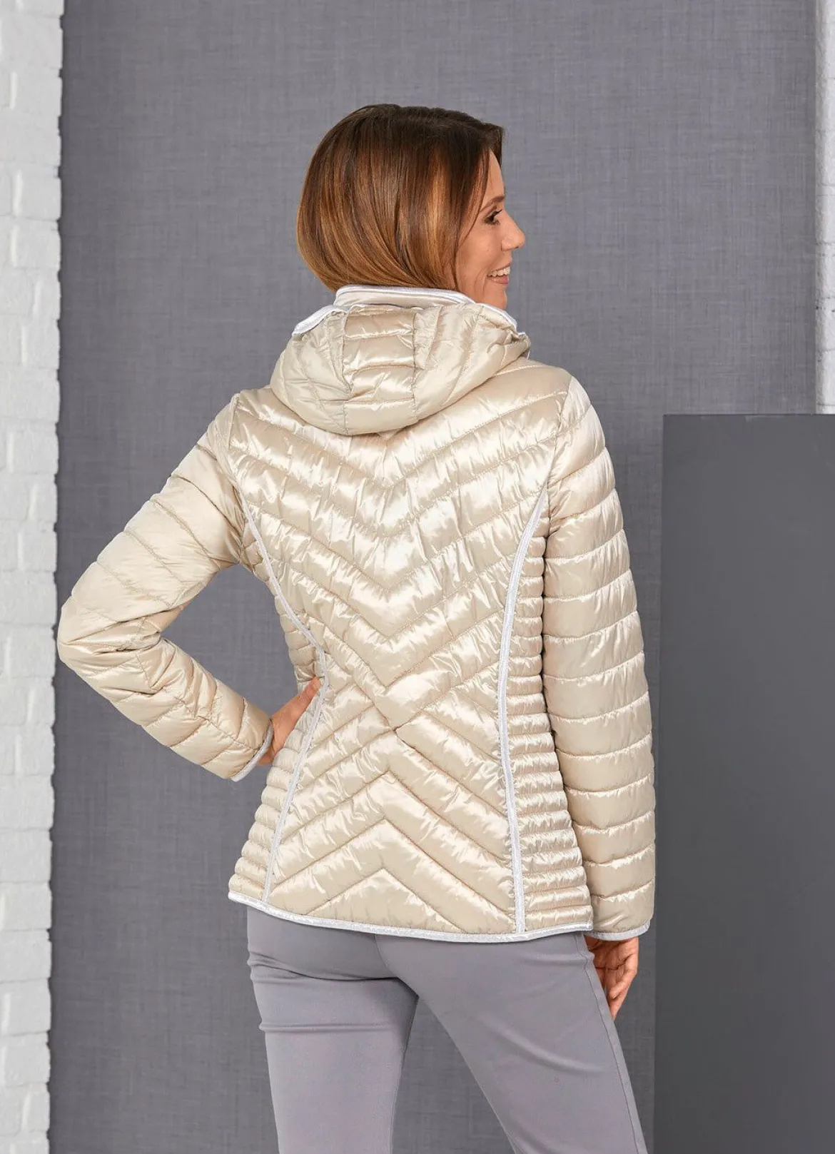 Funktionsjacke mit abnehmbarer Kapuze