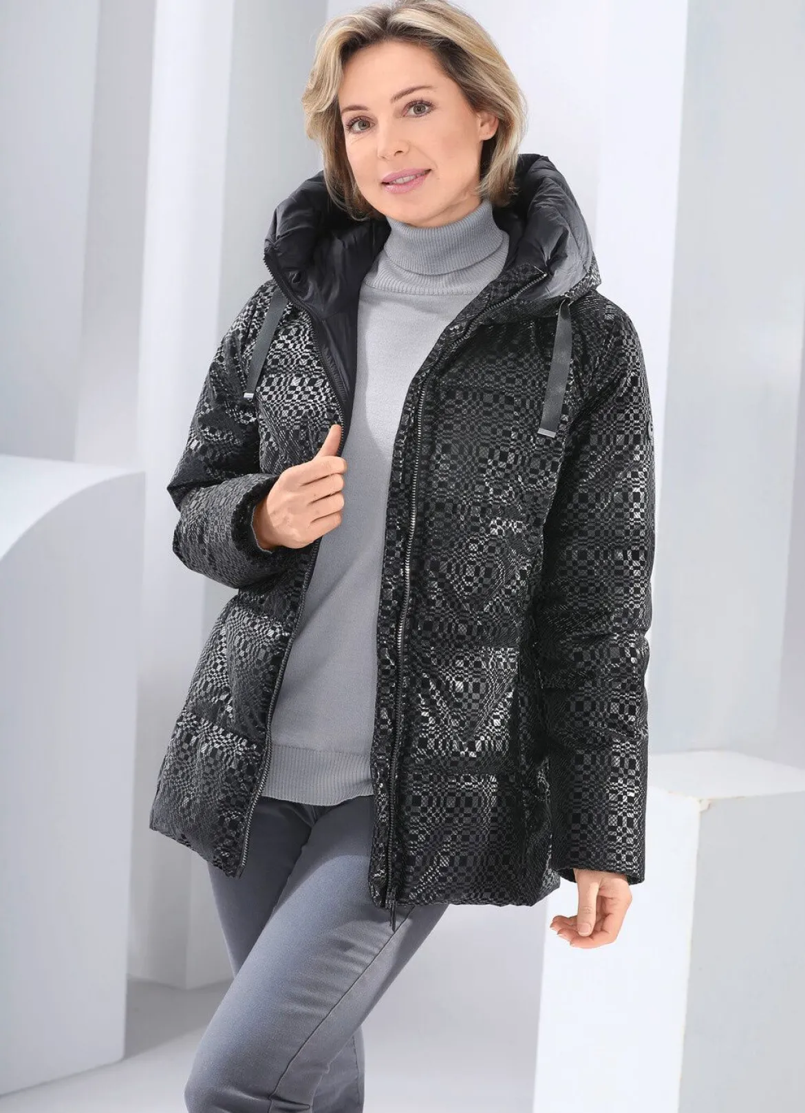 Funktionsjacke mit fester Kapuze