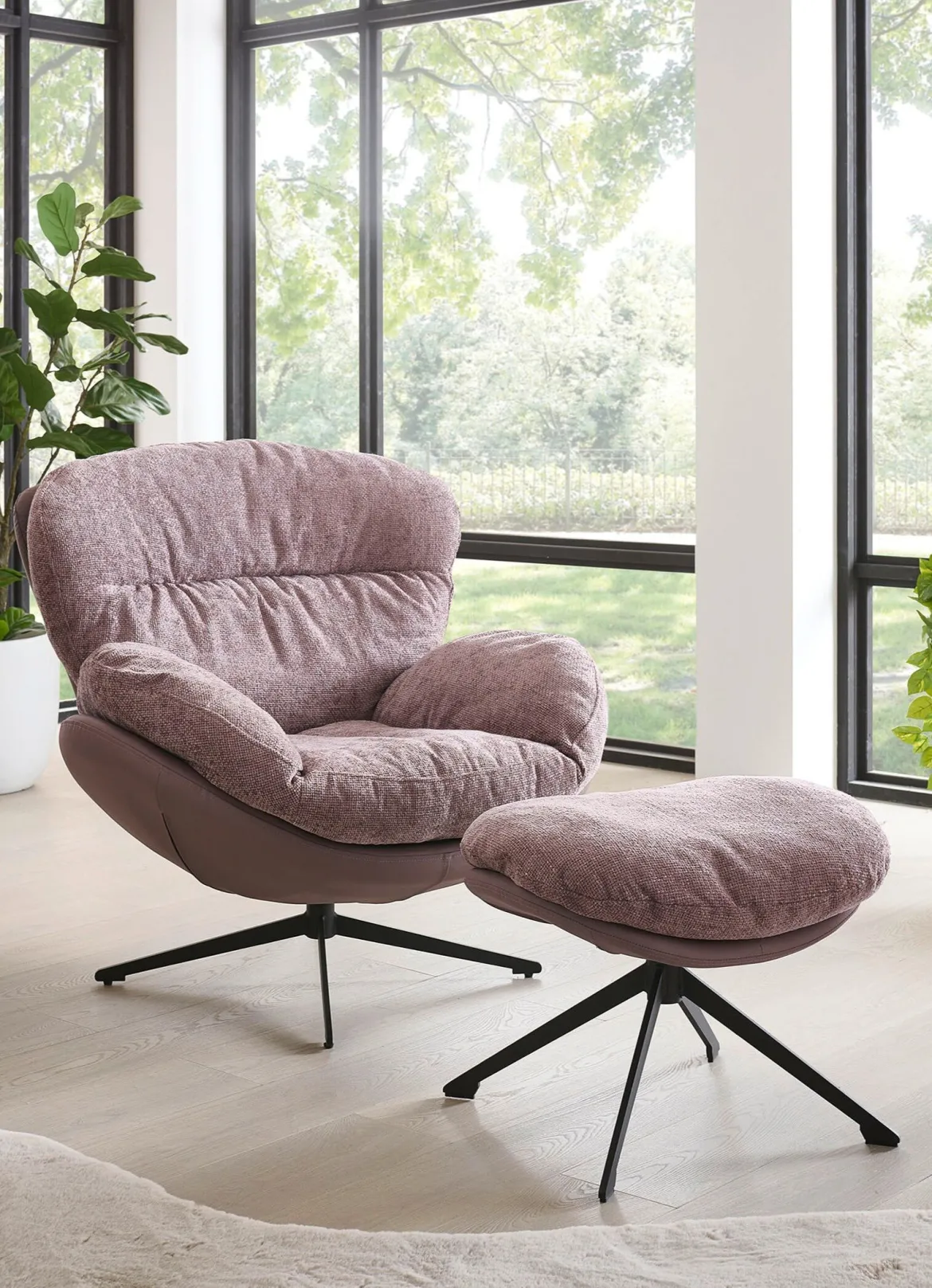 Gemütlicher Loungesessel mit Hocker