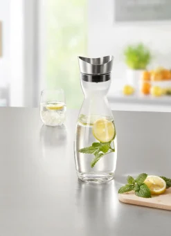 Glaskaraffe mit Edelstahl-Ausgießer