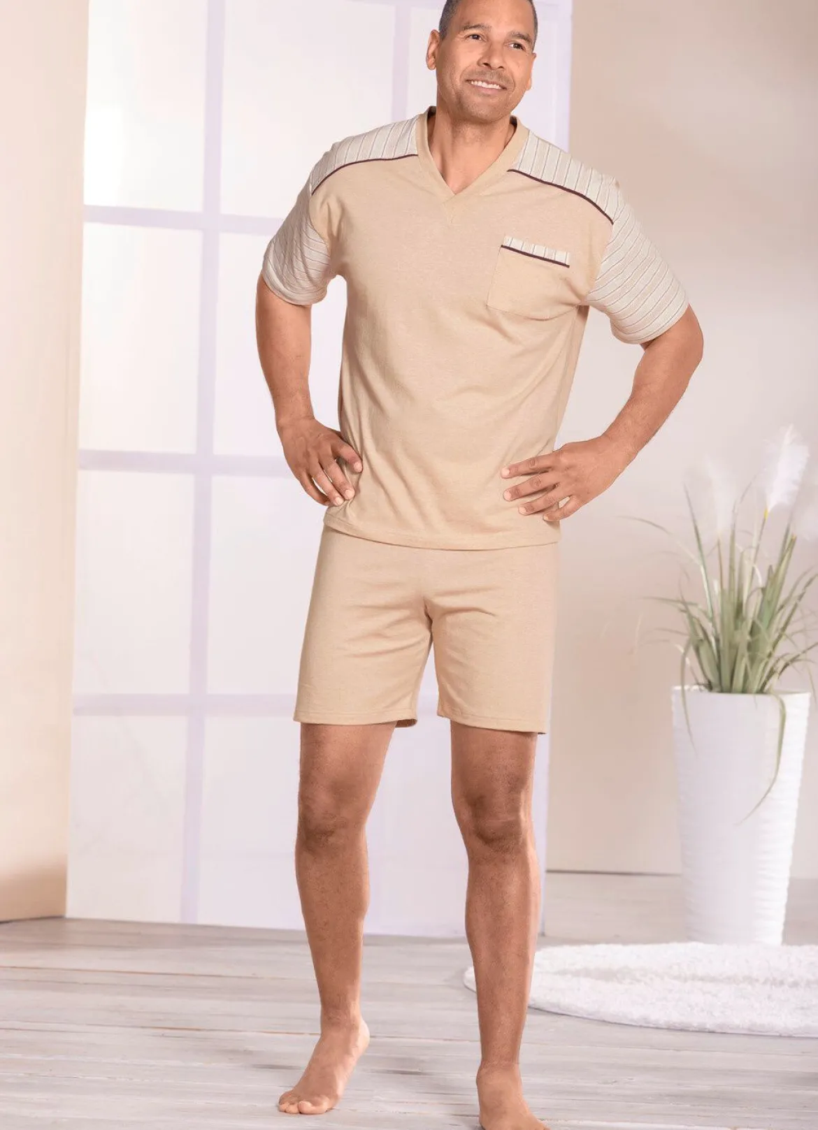 Götting Shorty mit farbig gewachsener Baumwolle und V-Ausschnitt