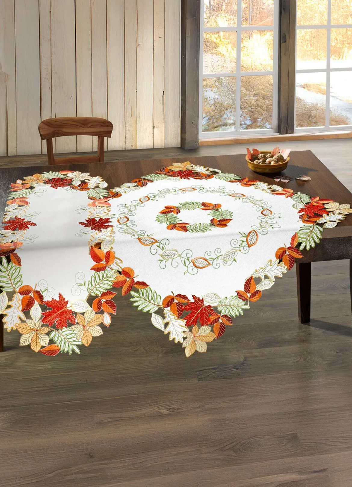 Herbstliche Tisch- und Raumdekoration mit Blattmotiven