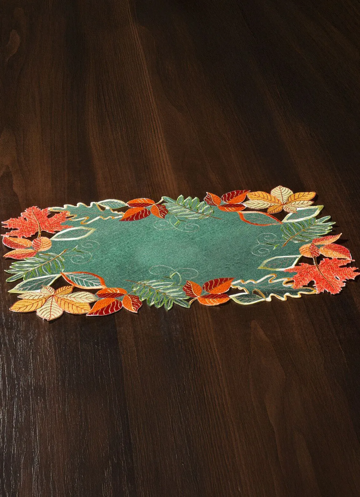 Herbstliche Tisch- und Raumdekoration mit Blattmotiven