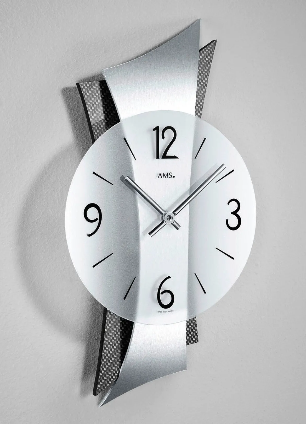 Hochwertige Wanduhr aus Messing mit geschwungener Rückwand