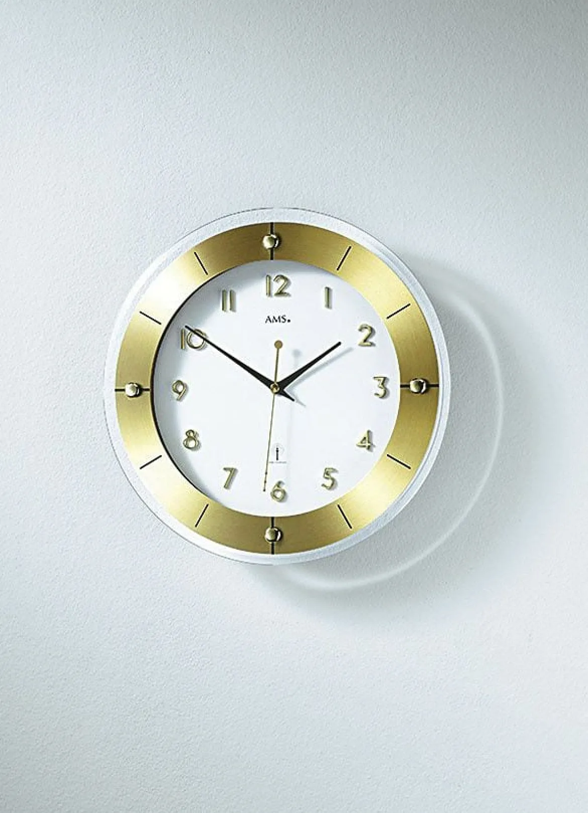 Hochwertige Wanduhr von AMS, aus facettiertem Mineralglas