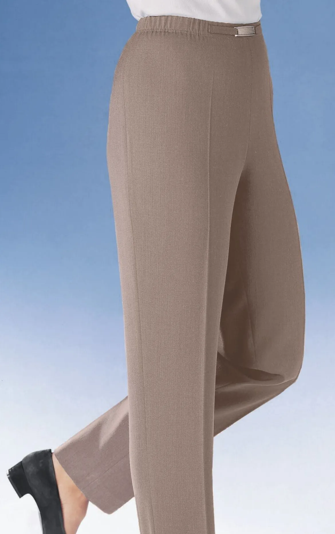 Hose mit Metallzier am Bund