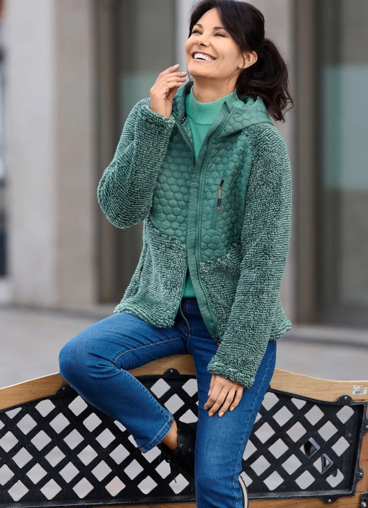 Jacke im aktuellen Materialmix