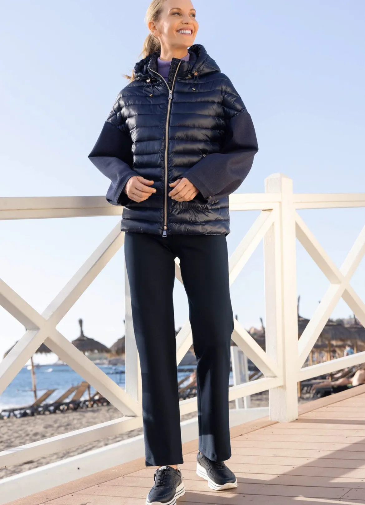 Jacke in trendaktuellem Materialmix