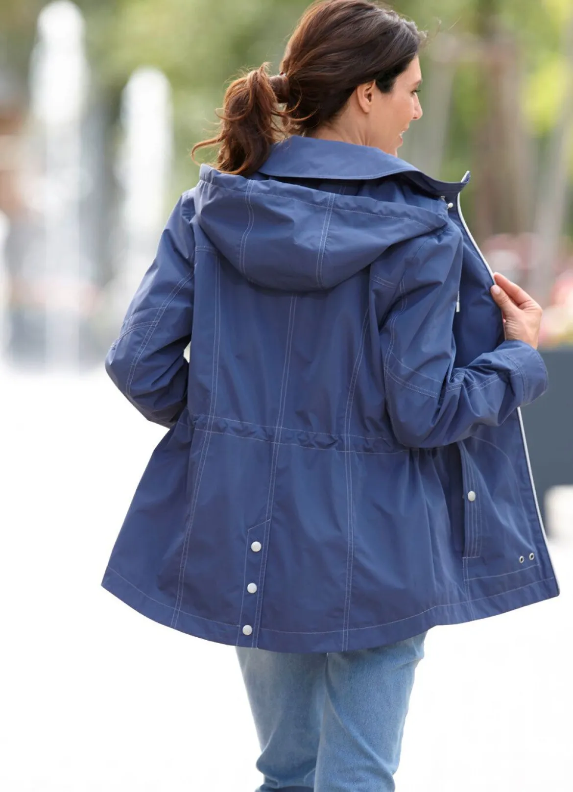 Jacke mit abnehmbarer Kapuze