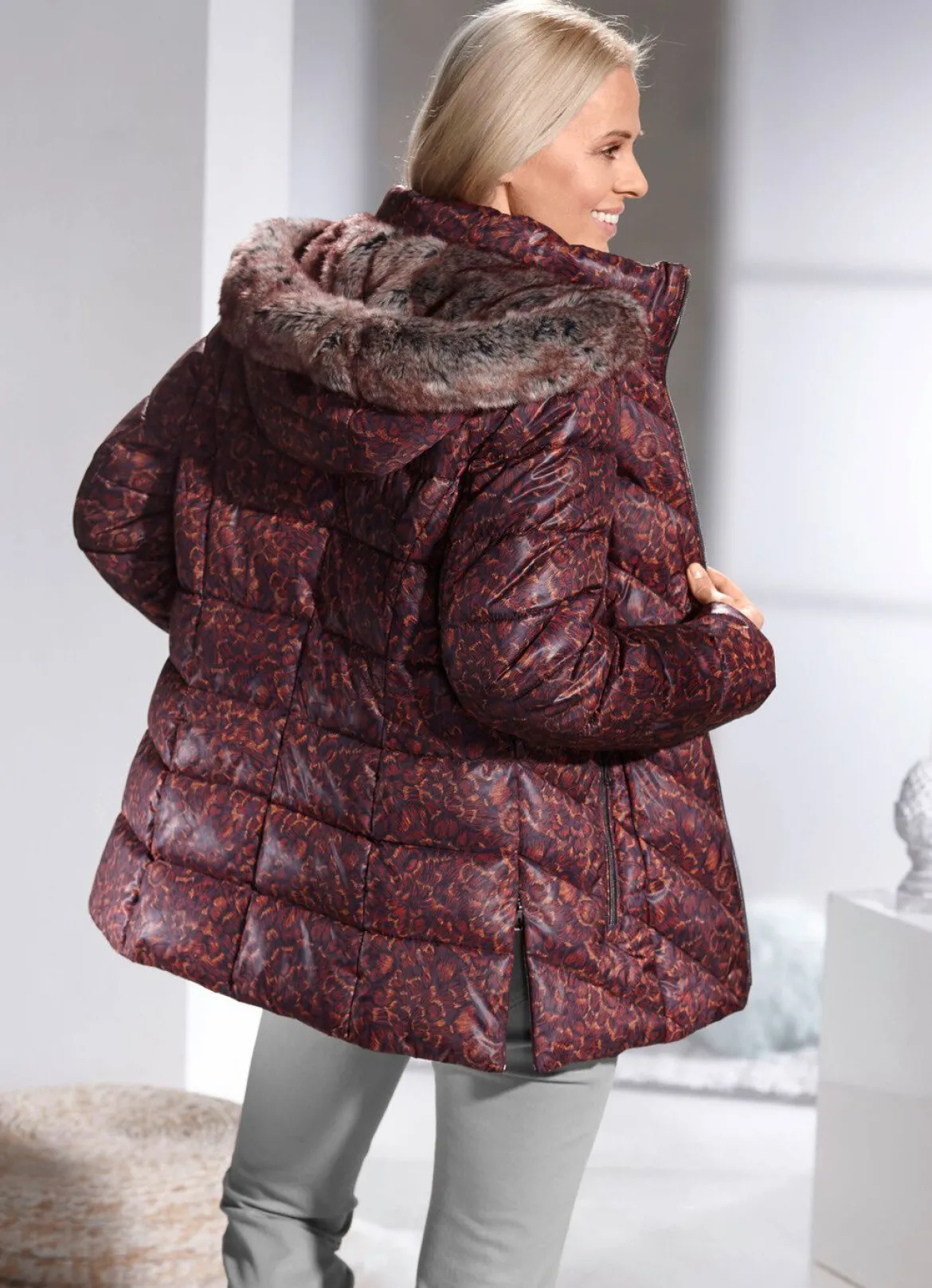 Jacke mit Kunstpelz-Innenausstattung in der Kapuze
