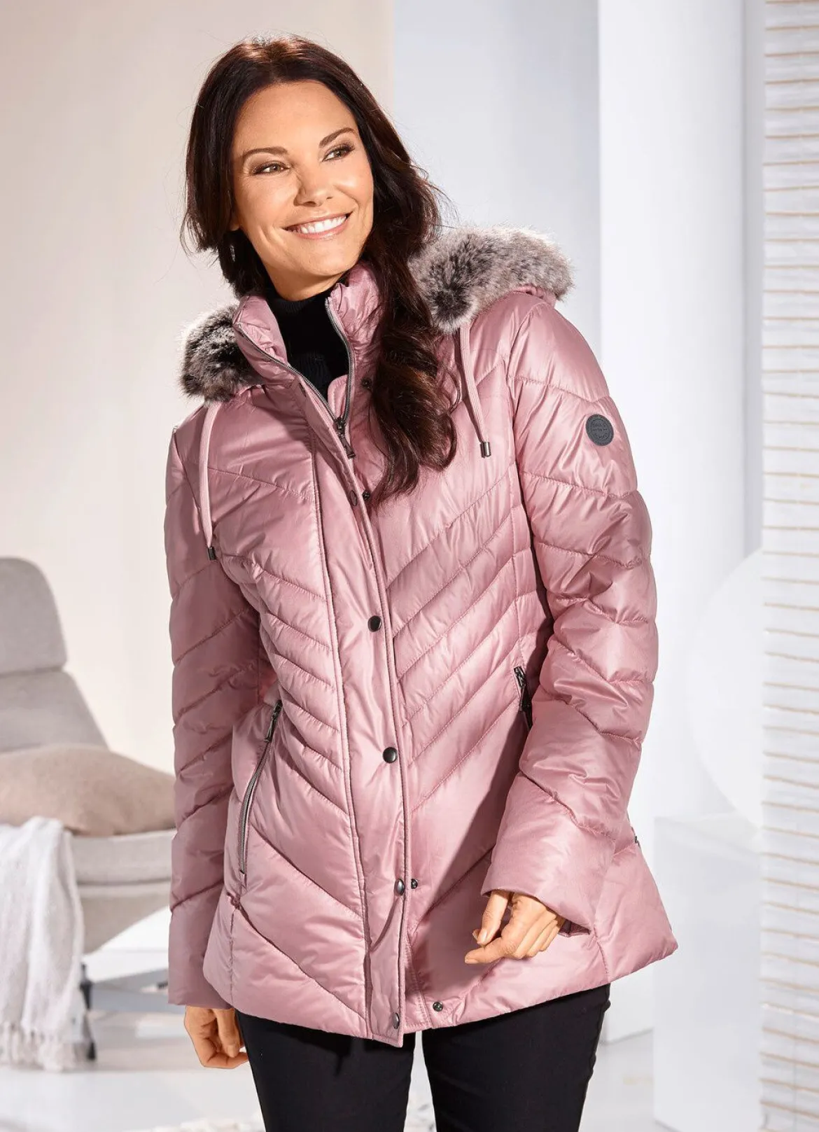 Jacke mit Reißverschluss an den Seitenschlitzen
