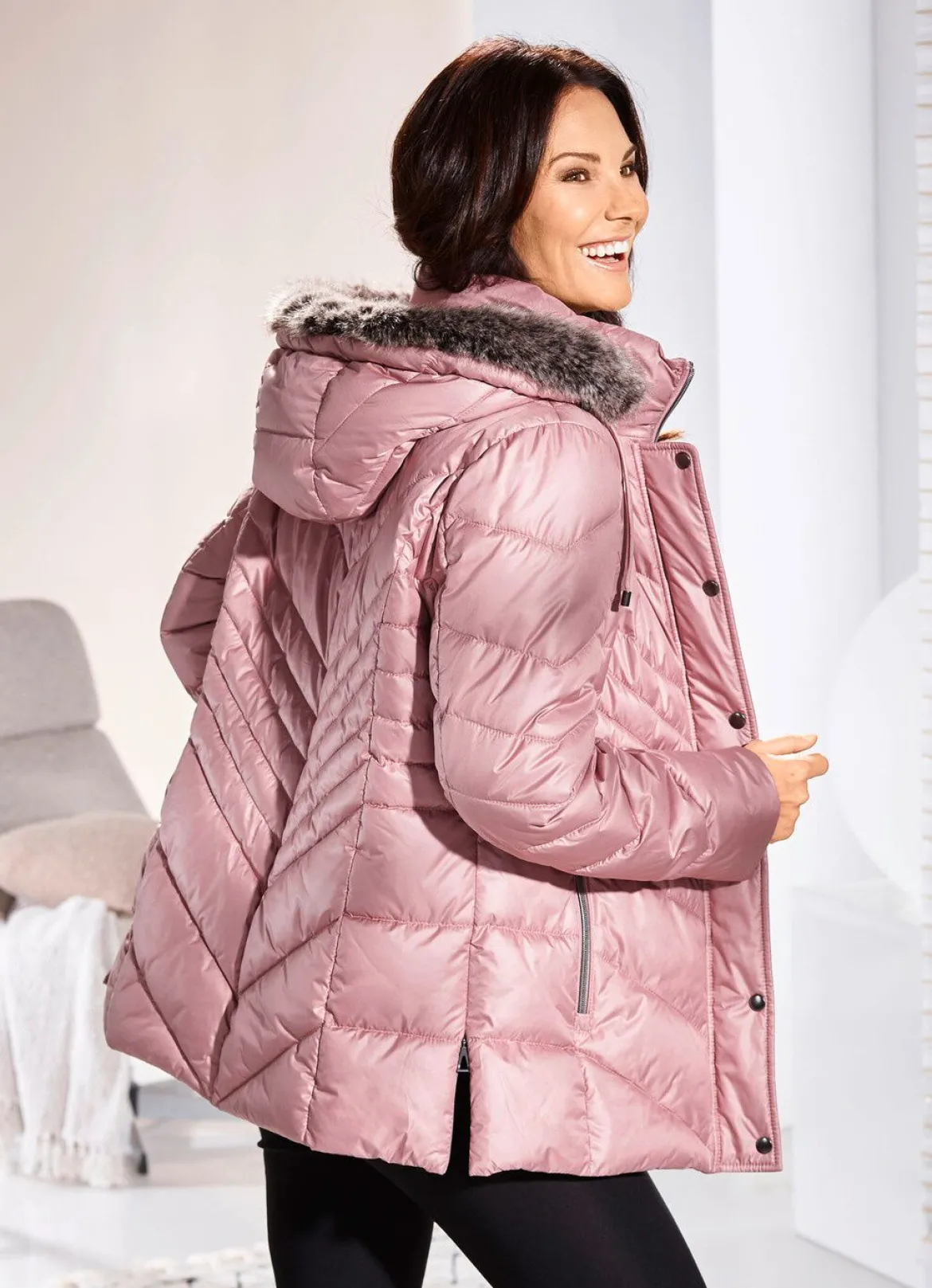 Jacke mit Reißverschluss an den Seitenschlitzen