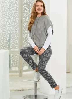 Jeans mit floraler Dessinierung