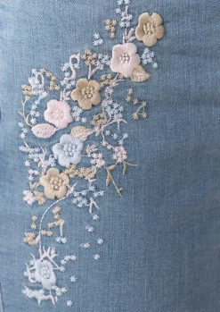 Jeans mit floraler Stickerei