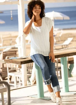 Jeans mit Fransensaum und Schriftzug auf einem Bein