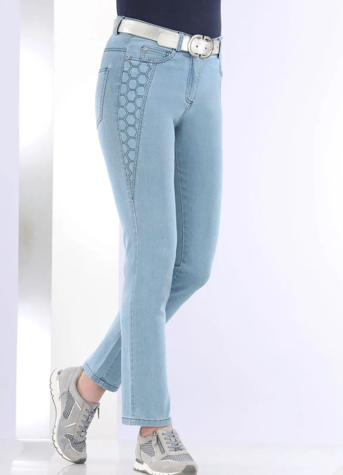 Jeans mit schöner Stickerei
