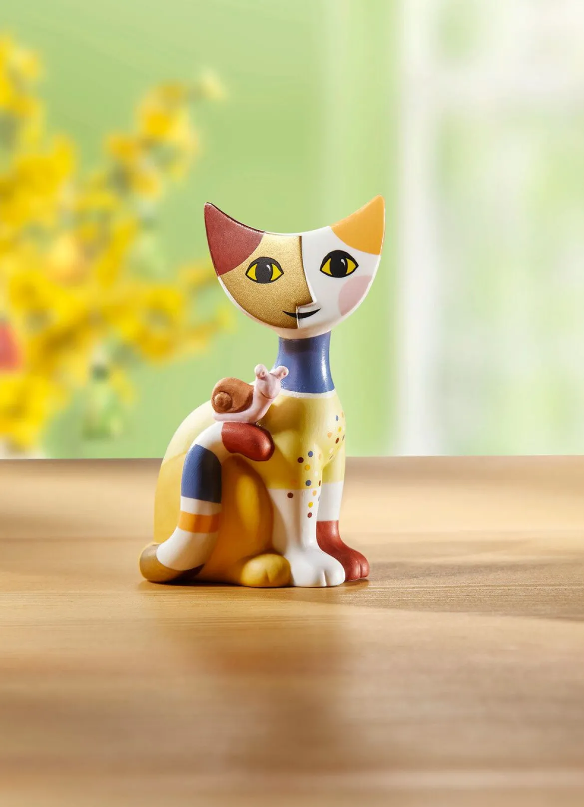 Katze mit Schnecke aus hochwertigem Porzellan