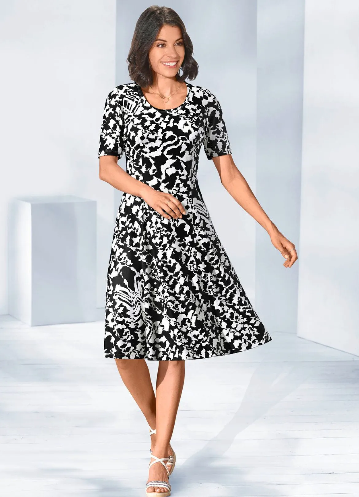 Kleid in schwingender Form