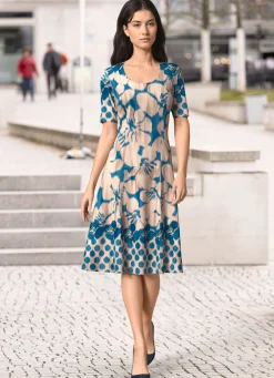 Kleid in schwingender Schlupfform