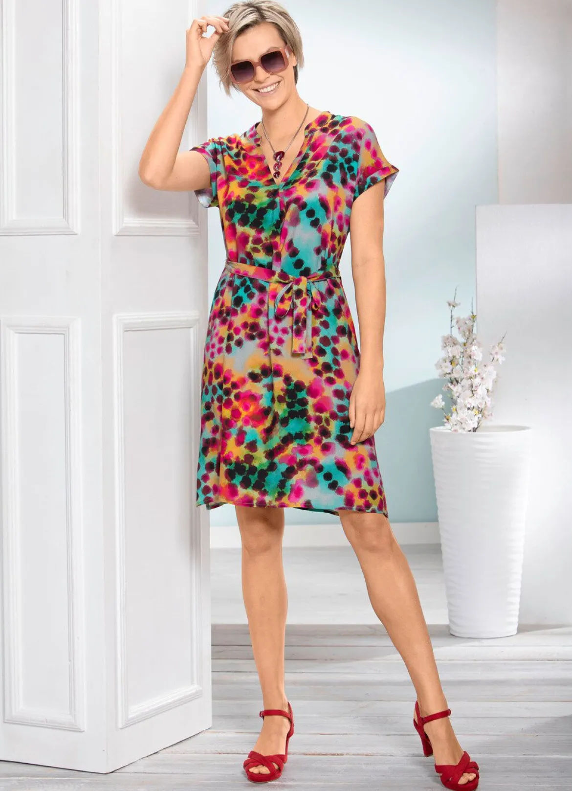 Kleid mit Bindegürtel