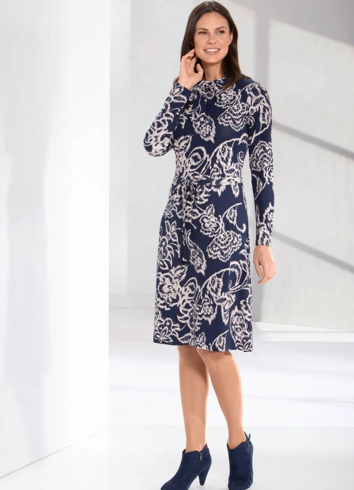 Kleid mit Bindeschluppe