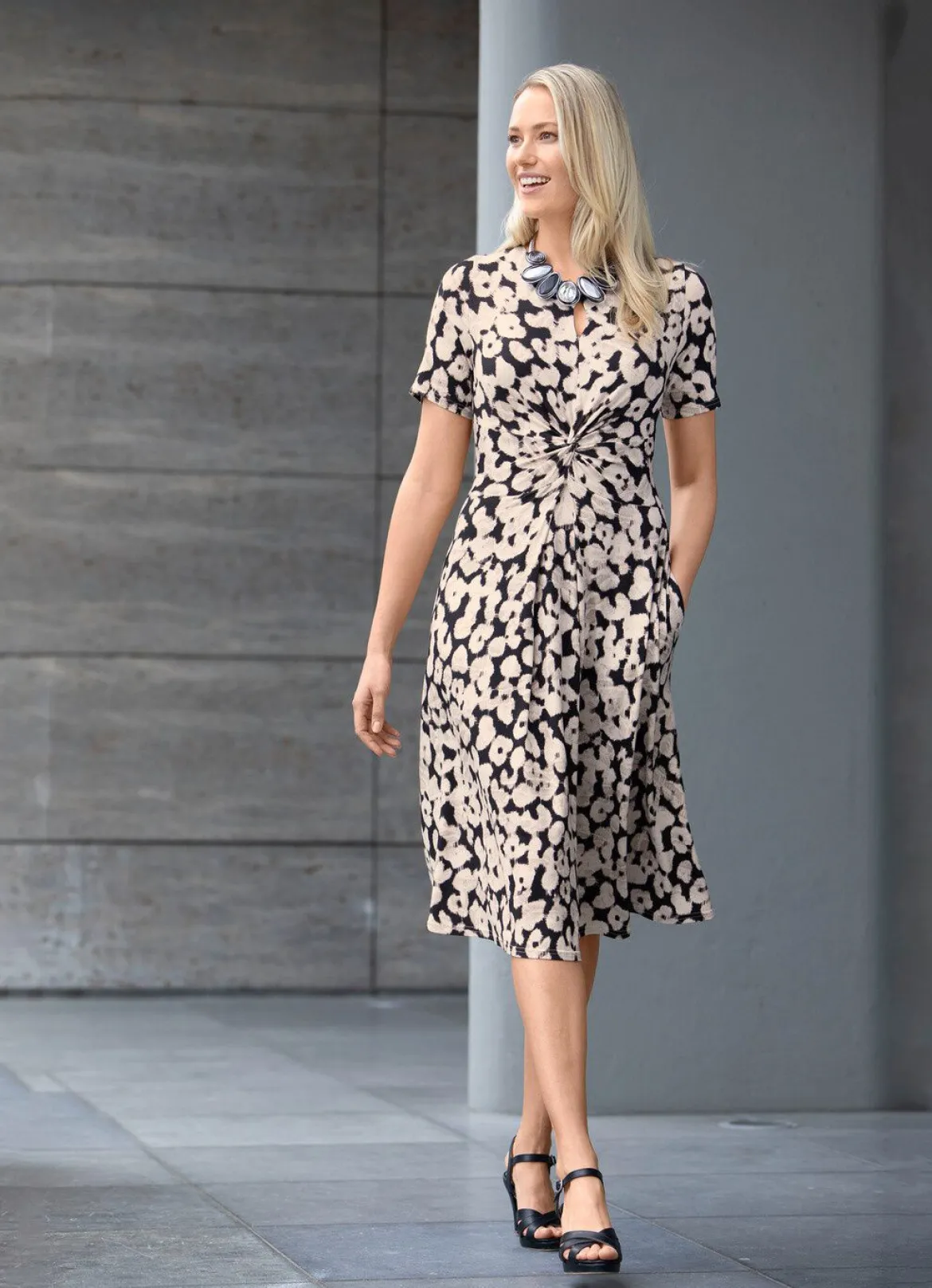 Kleid mit extravaganter Knotenoptik