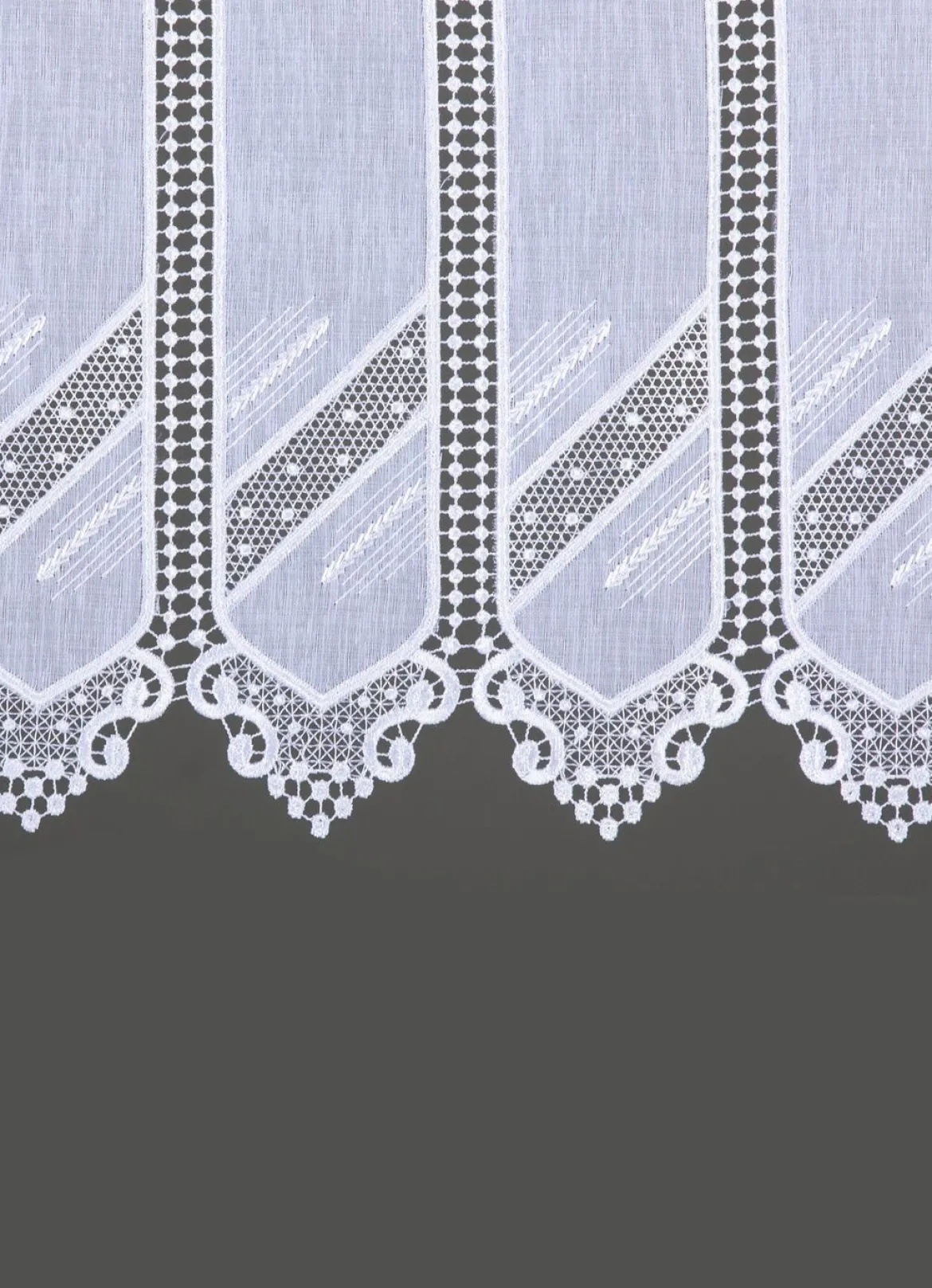 Kleinfenster-Store mit Macramé-Abschluss