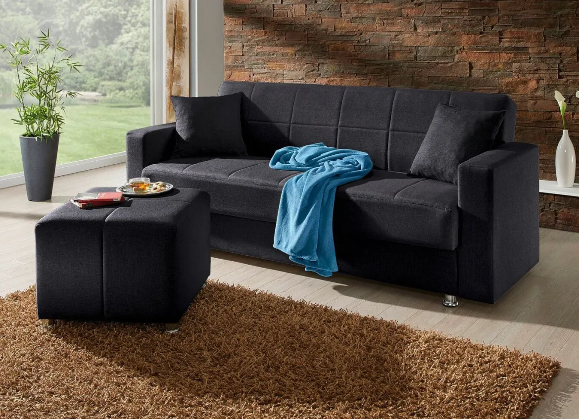 Klick-Klack-Sofa mit Hocker und Dekokissen