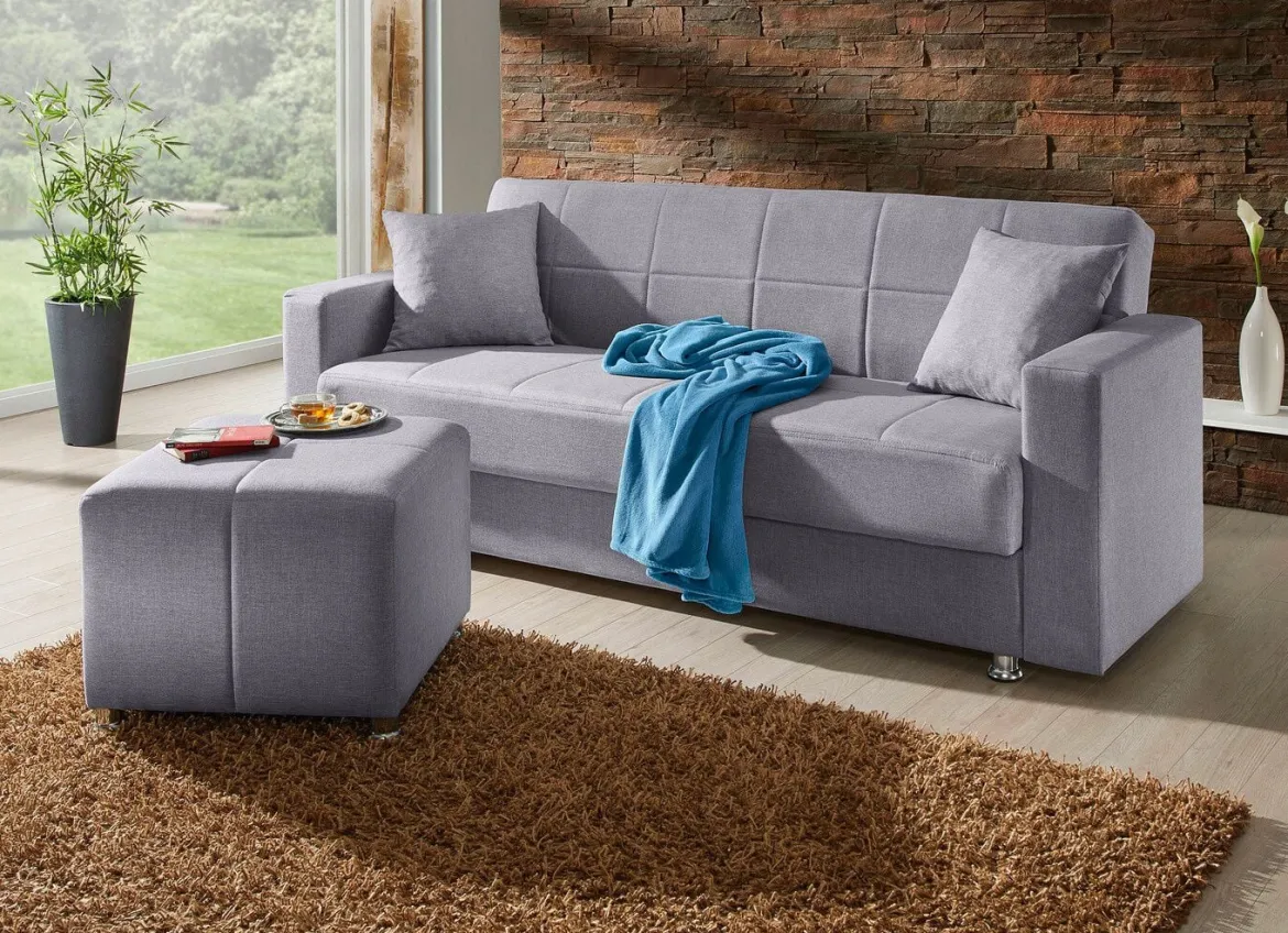 Klick-Klack-Sofa mit Hocker und Dekokissen