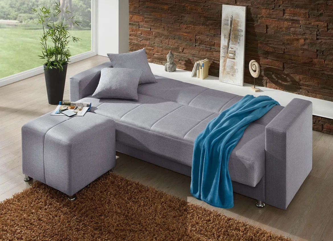 Klick-Klack-Sofa mit Hocker und Dekokissen